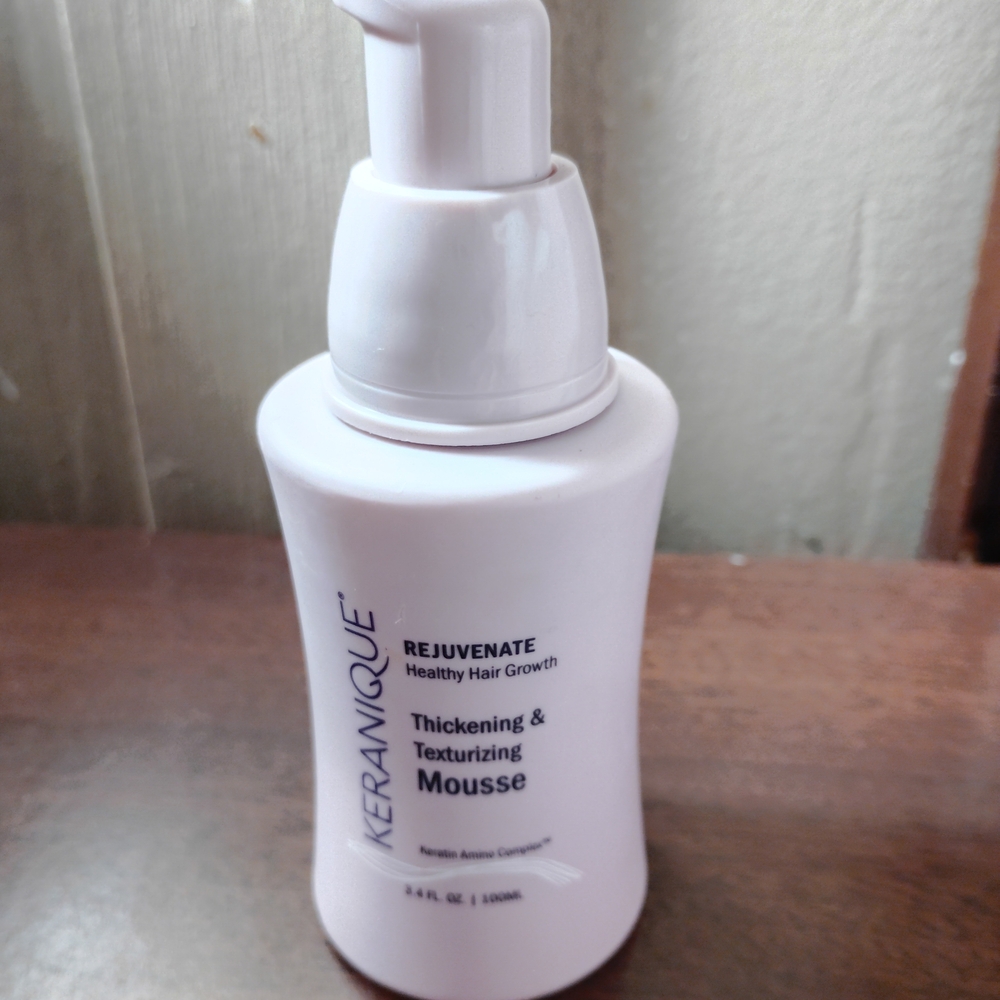 White Thickening & Texturizing Mousse